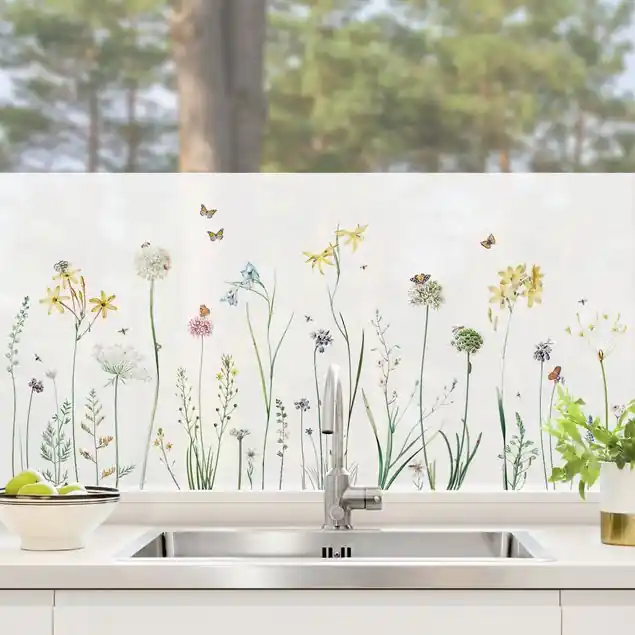 Tanzende Schmetterlinge auf Wildblumen Jetzt Bestellen