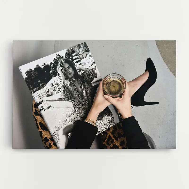 Leinwandbild Black Shoes Holding Coffee Wochenendangebot