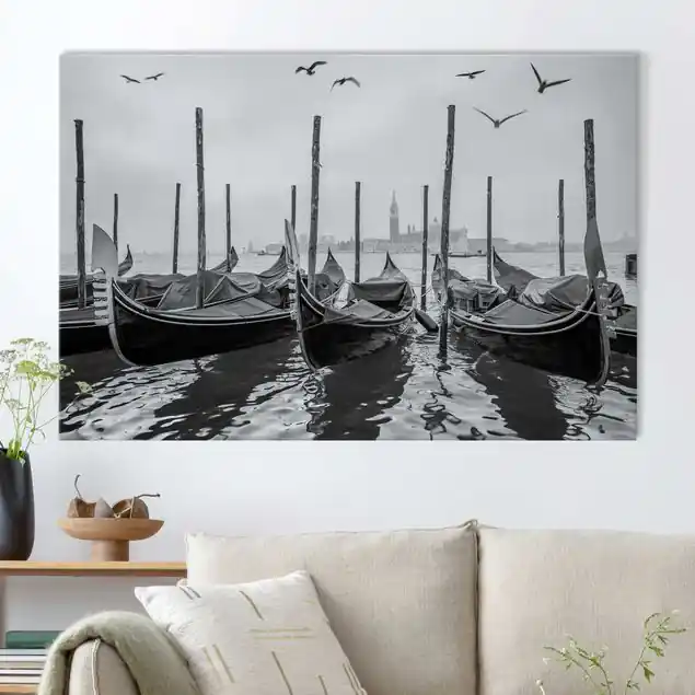 Zertifiziert Venedig Gondeln am Ufer in Schwarz Weiß Akustikbild • 4 cm Massivholz-Keilrahmen • effektiver Akustikabsorberkern • für angenehme Raumakustik • gefertigt in Deutschland