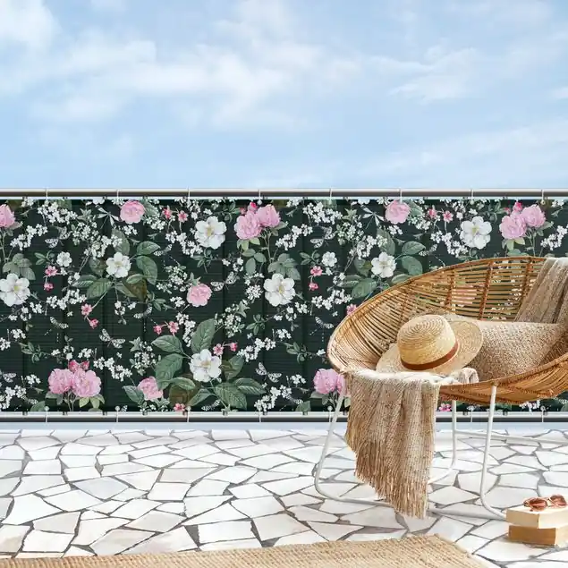Must-Have Rosen und Schmetterlinge auf Dunkelgrün Balkon Sichtschutz • winddurchlässiges Mesh • fertig geöst & inkl. Kabelbinder • Schutzbeschichtung • verstärkte Ränder • gefertigt in Deutschland
