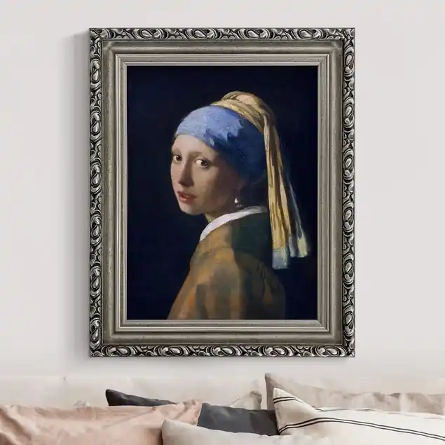 Kostenloser Versand Jan Vermeer van Delft - Das Mädchen mit dem Perlenohrgehänge Brillantes Leinwandbild • inkl. silbernem Barockrahmen • Made in Germany • filigrane Verzierungen in Antikoptik • perfektes Eyecatcher-Piece