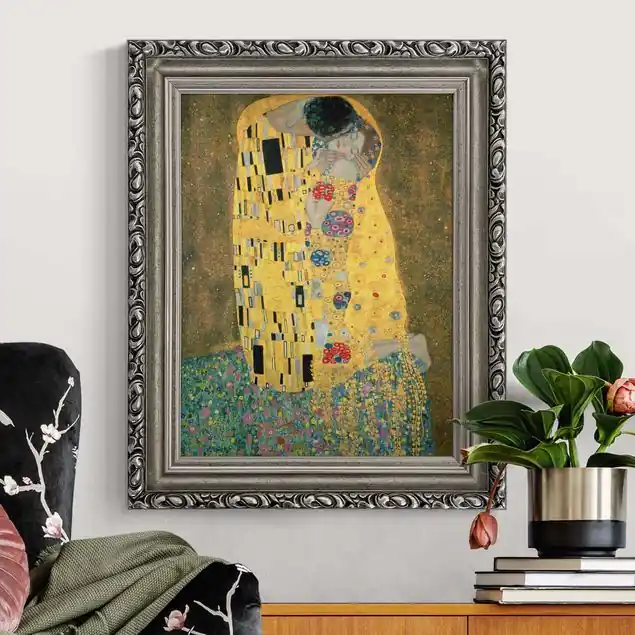 Gustav Klimt - Der Kuß Brillantes Leinwandbild • inkl. silbernem Barockrahmen • Made in Germany • filigrane Verzierungen in Antikoptik • perfektes Eyecatcher-Piece Abverkauf