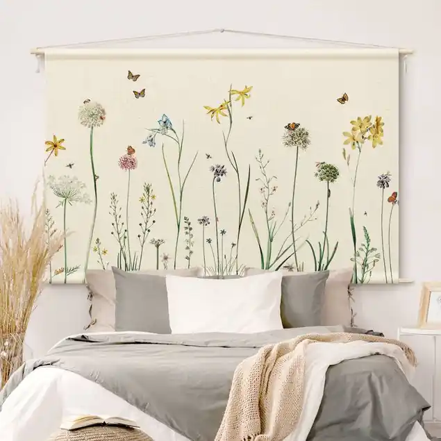 Tanzende Schmetterlinge auf Wildblumen Wandteppich • Handarbeit aus Deutschland • inkl. Rundhölzer & Baumwollseil • lösemittelfrei • natürliche Raumwirkung Bestseller