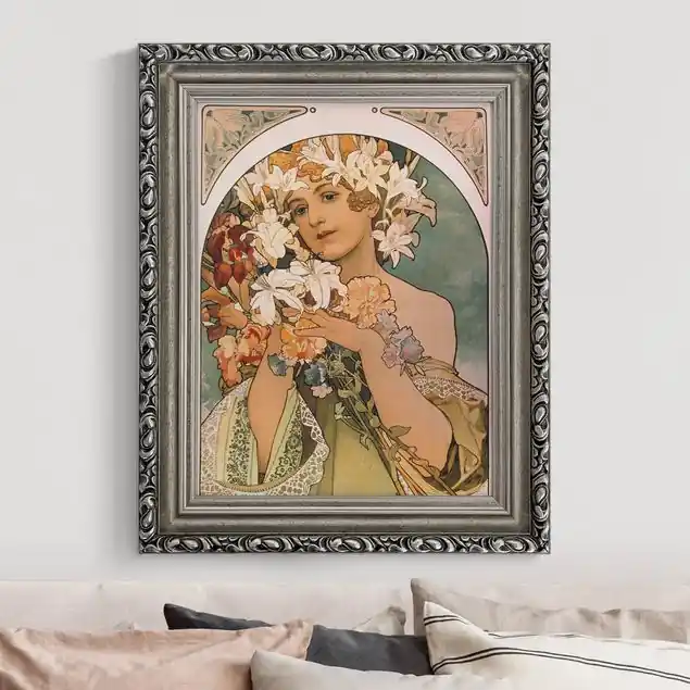 Alfons Mucha - Blume Brillantes Leinwandbild • inkl. silbernem Barockrahmen • Made in Germany • filigrane Verzierungen in Antikoptik • perfektes Eyecatcher-Piece Direktkauf
