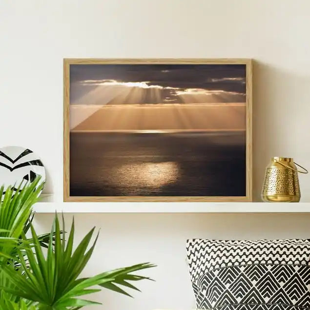 Kostenloser Rückversand Sonnenstrahlen über dem Meer Bild mit Rahmen in Manufakturqualität • Eiche naturbelassen • inkl. Rahmung von Hand • Made in Germany