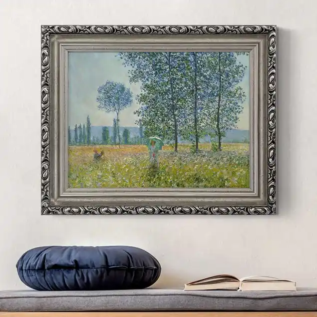 Neu Im Sortiment Claude Monet - Felder im Frühling Brillantes Leinwandbild • inkl. silbernem Barockrahmen • Made in Germany • filigrane Verzierungen in Antikoptik • perfektes Eyecatcher-Piece
