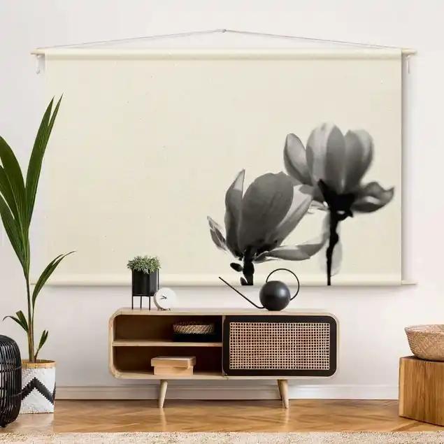 Frühlingsbote Magnolie Schwarz Weiß Wandteppich • Handarbeit aus Deutschland • inkl. Rundhölzer & Baumwollseil • lösemittelfrei • natürliche Raumwirkung Direkt Vom Hersteller