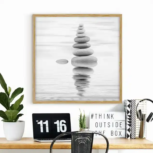 Garantierte Lieferung Steinturm im Wasser Schwarz-Weiß Bild mit Rahmen in Manufakturqualität • Eiche naturbelassen • inkl. Rahmung von Hand • Made in Germany