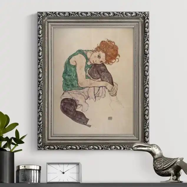Geprüft Egon Schiele - Sitzende Frau mit hochgezogenem Knie Brillantes Leinwandbild • inkl. silbernem Barockrahmen • Made in Germany • filigrane Verzierungen in Antikoptik • perfektes Eyecatcher-Piece