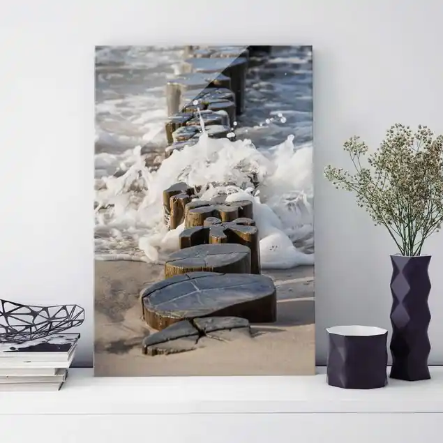 Wellenbrecher am Strand Glasbild - Hochformat Kostenloser Versand