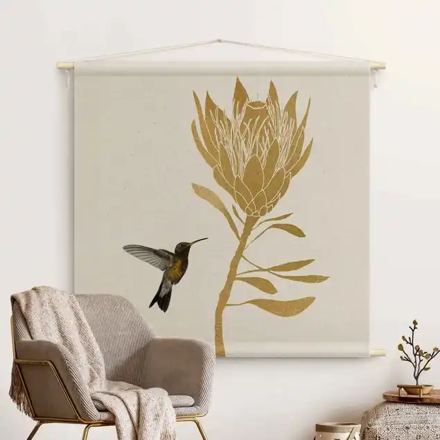 Günstig Kolibri und tropische goldene Blüte Wandteppich • Handarbeit aus Deutschland • inkl. Rundhölzer & Baumwollseil • lösemittelfrei • natürliche Raumwirkung