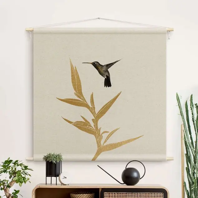 Kolibri und tropische goldene Blüte II Wandteppich • Handarbeit aus Deutschland • inkl. Rundhölzer & Baumwollseil • lösemittelfrei • natürliche Raumwirkung Angebot