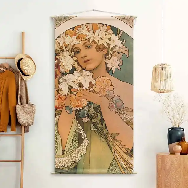 Preiswert Alfons Mucha - Blume Wandteppich • Handarbeit aus Deutschland • inkl. Rundhölzer & Baumwollseil • lösemittelfrei • natürliche Raumwirkung