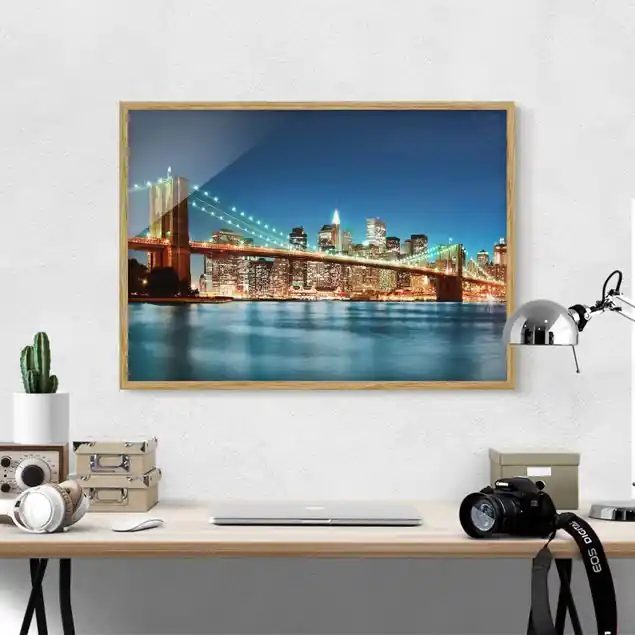 Nighttime Manhattan Bridge Bild mit Rahmen in Manufakturqualität • Eiche naturbelassen • inkl. Rahmung von Hand • Made in Germany Sonderangebot