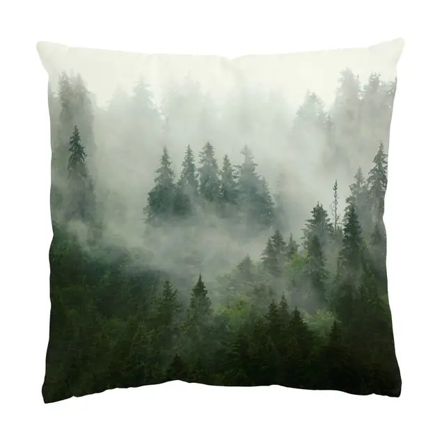 Tiefgrüner Tannenwald im Nebel Top-Preis