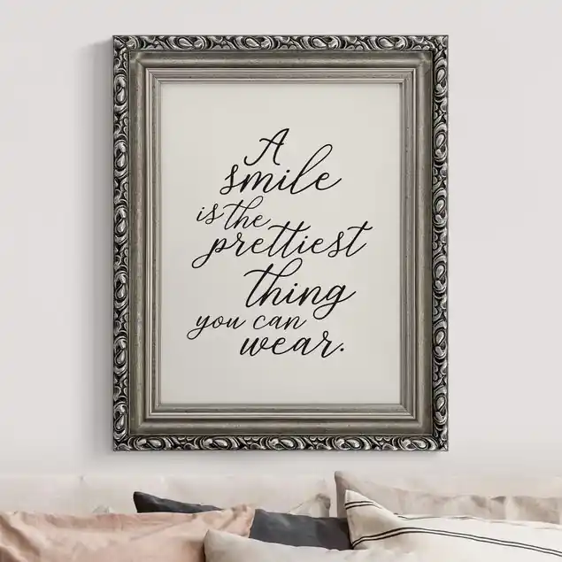 A smile is the prettiest thing in Creme Brillantes Leinwandbild • inkl. silbernem Barockrahmen • Made in Germany • filigrane Verzierungen in Antikoptik • perfektes Eyecatcher-Piece Kostenloser Rückversand
