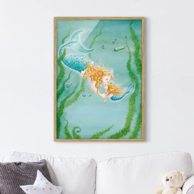 Top-Seller Matilda die kleine Meerjungfrau - Die Königin küsst Matilda Bild mit Rahmen - Hochformat