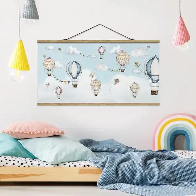 Kostenfreie Lieferung Ballonparty zwischen den Wolken Stoffbild mit Posterleisten
