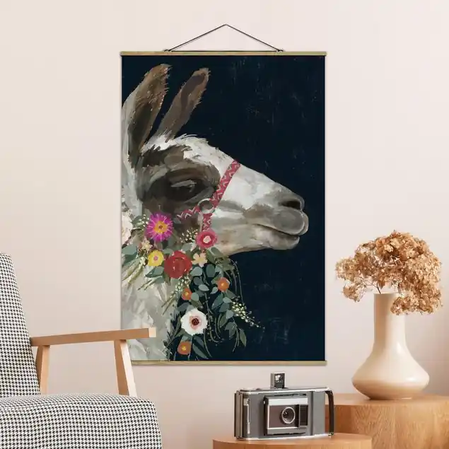 Lama mit Blumenschmuck I Stoffbild - Hochformat Direktkauf