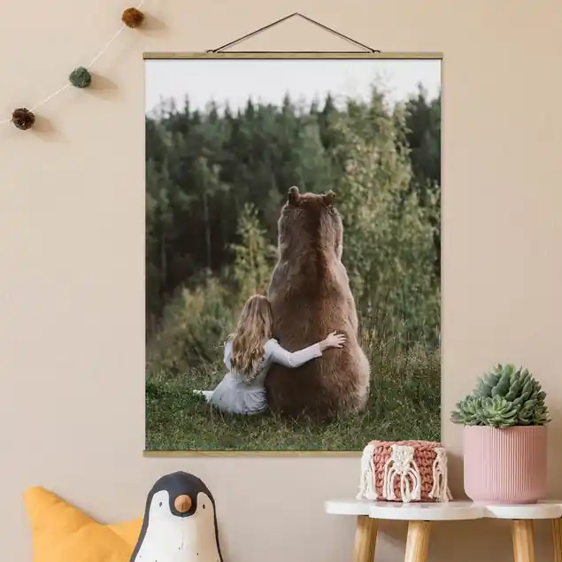 Mädchen mit Braunbär Stoffbild - Hochformat Neue Kollektion