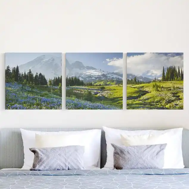 Bergwiese mit blauen Blumen vor Mt. Rainier 3-teiliges Leinwandbild - Querformat Heißes Angebot