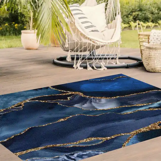 Goldene Glitzer Wellen vor Blau Outdoor-Vinylteppich 2,2 mm • hergestellt in Deutschland • Outdoor Edition • wetterfest • wasserdurchlässig • rutschhemmend Highlight
